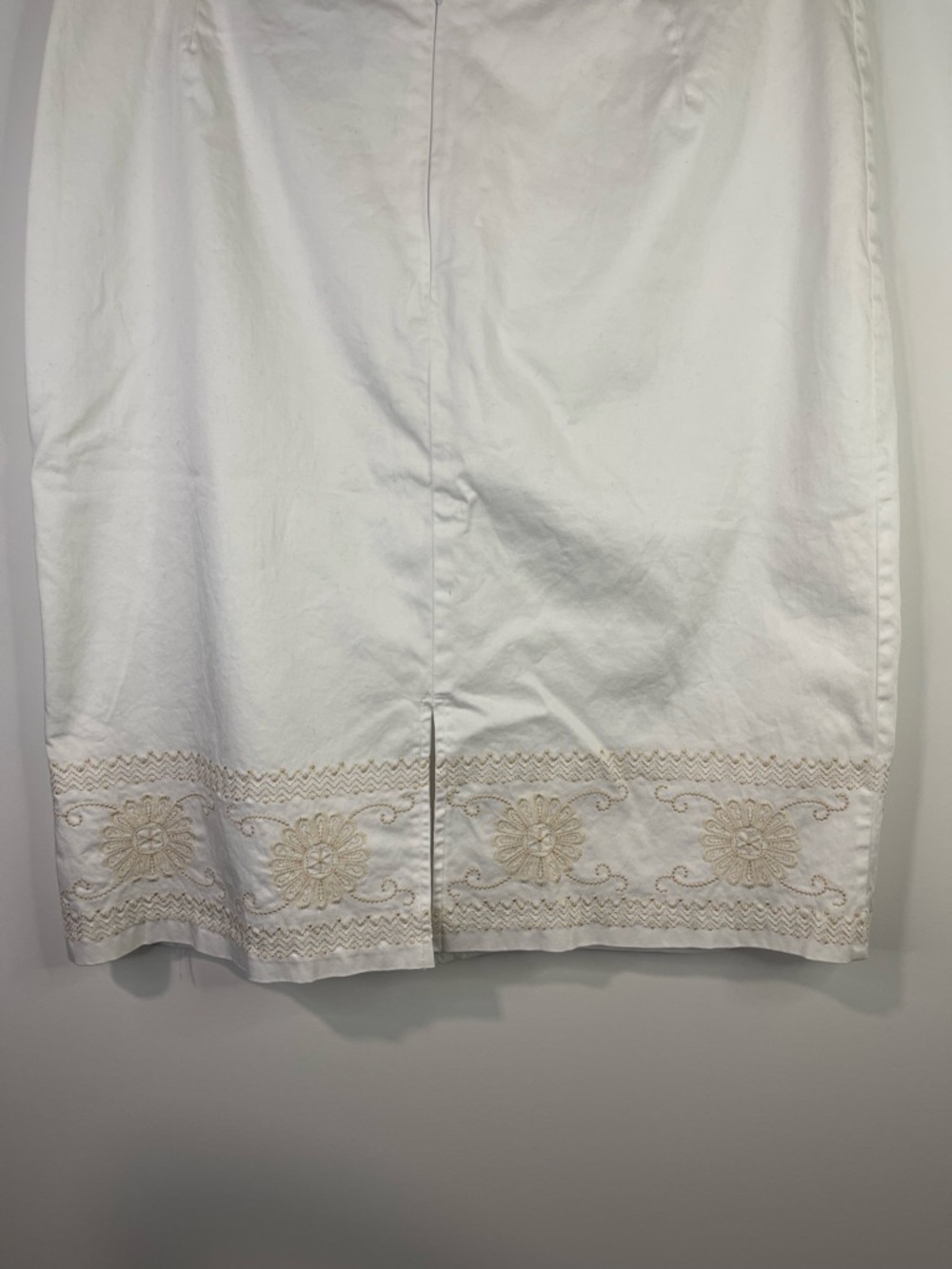 Tailor B. Moss White Pencil Skirt with Beige Embroidered Hemline - Picture 9 of 9
